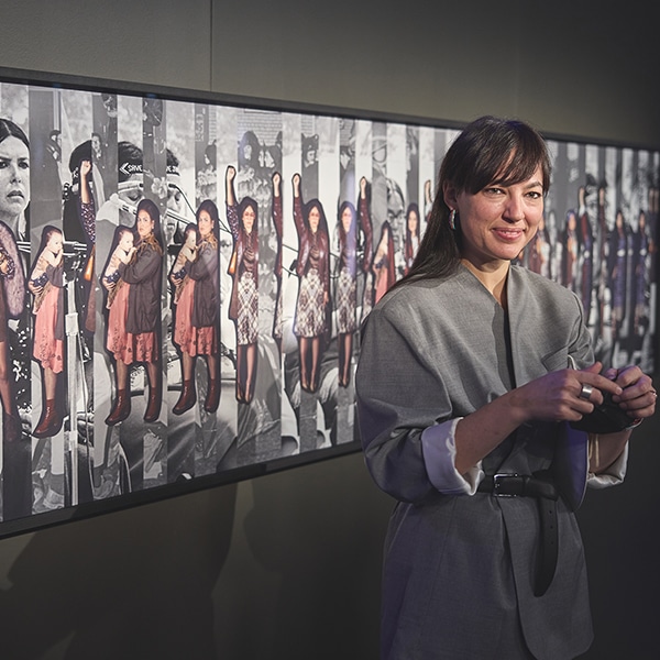 L'artiste Caroline Monnet devant son oeuvre Debouttes. Photo de Patrick Lachance.