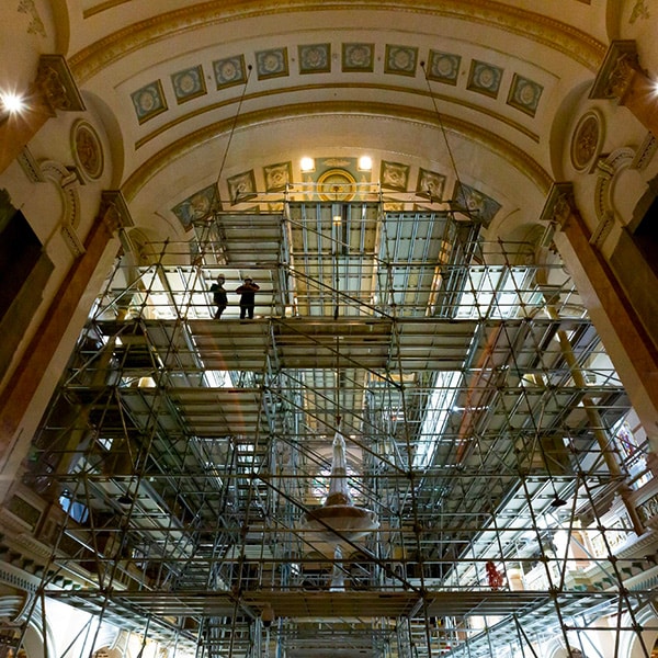 Intérieur de la chapelle extérieure du Séminaire de Québec. Des échafaudages occupent tout le centre pour permettre la restauration du plafond.