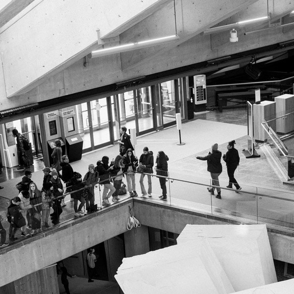 Plusieurs jeunes visiteurs dans le Hall du Musée au dessus de l'oeuvre La débâcle.