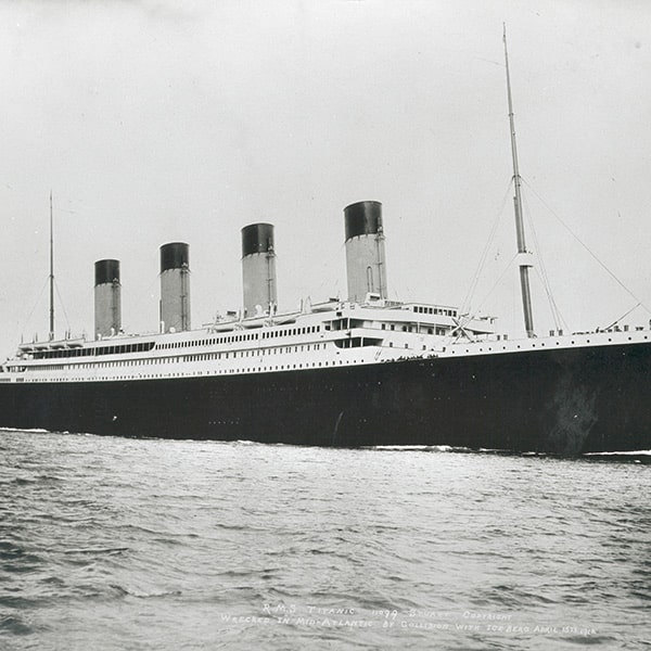 Photo d'archives en noir et blanc du Titanic en mer