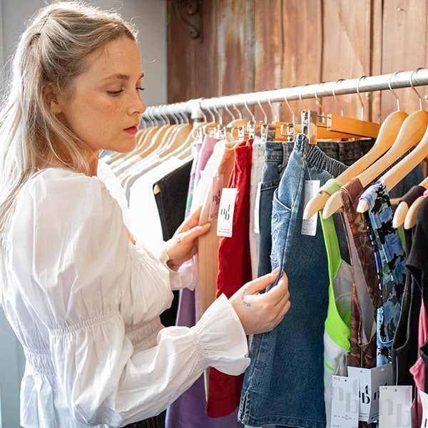 Mary Lynn Michaud, styliste, devant une sélection de vêtements vintages