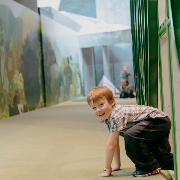 Enfant jouant dans l'exposition Ma maison