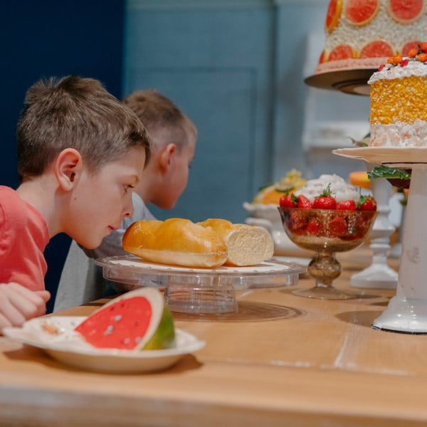 Enfants examinant la table de la cuisine de Ma maison