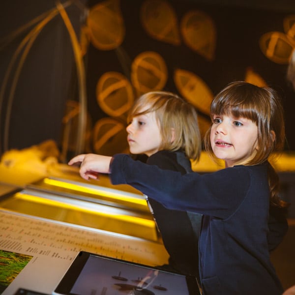 Enfants jouant dans l'eposition C'est notre histoire