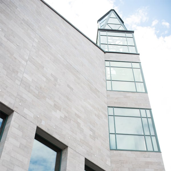 Vue en contre-plongée du campanile du Musée