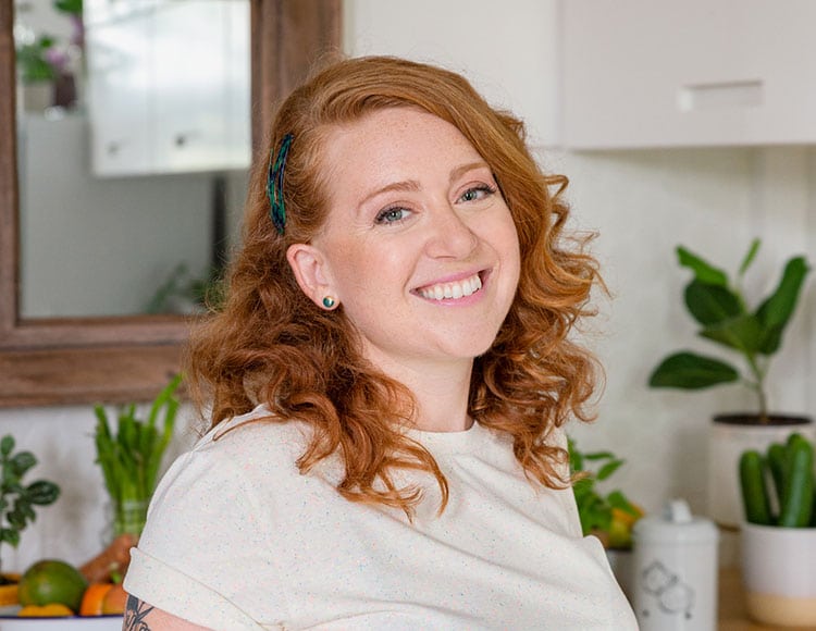 Portrait de Florence-Léa Siry dans une cuisine. Crédit photo : Josiane de la Sablonière.