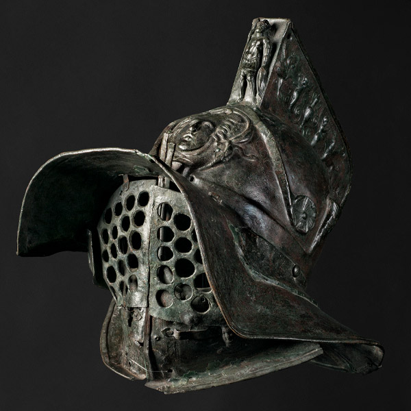 Casque de gladiateurs en fer sur fond noir