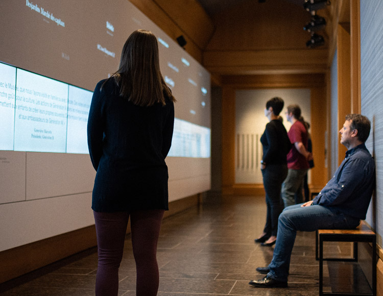 Photo de personnes qui regardent le mur des donnateurs de la Fondation du Musée