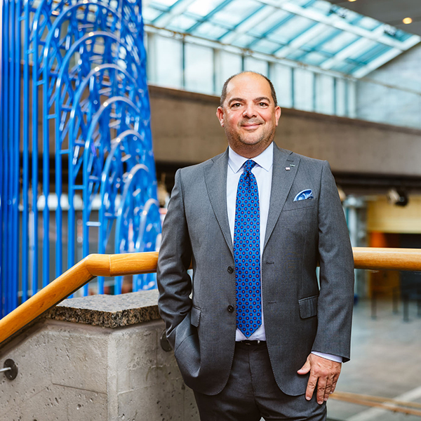 Stéphan La Roche, président directeur général du Musée pose dans le Hall du Musée