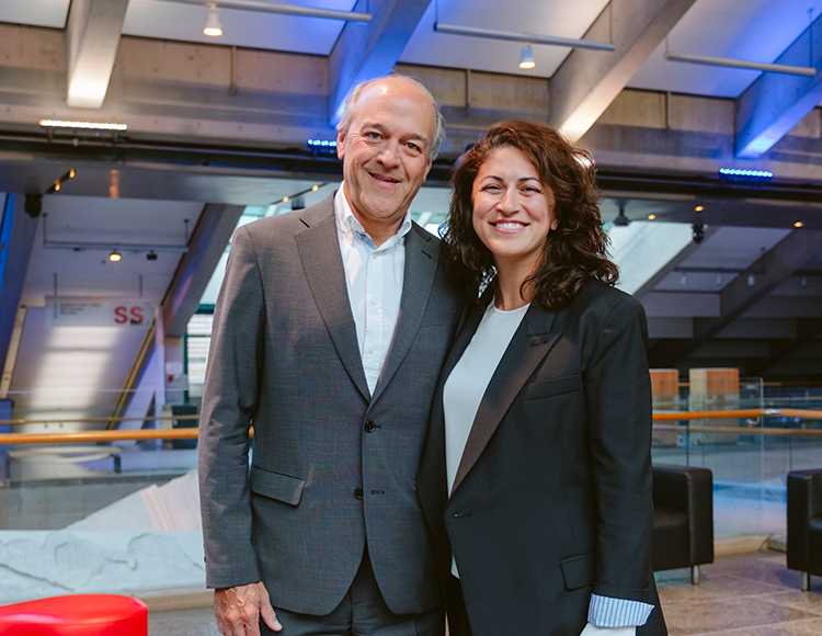 Claude Choquette et Olga Farman prennent la pose dans le Hall du Musée