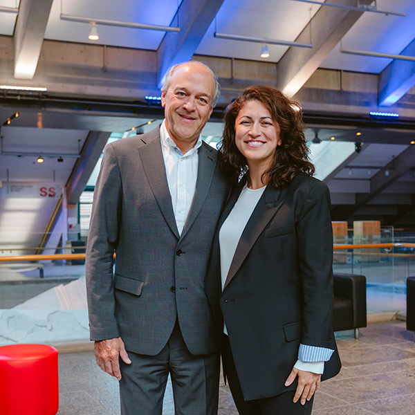 Claude Choquette et Olga Farman prennent la pose dans le Hall du Musée