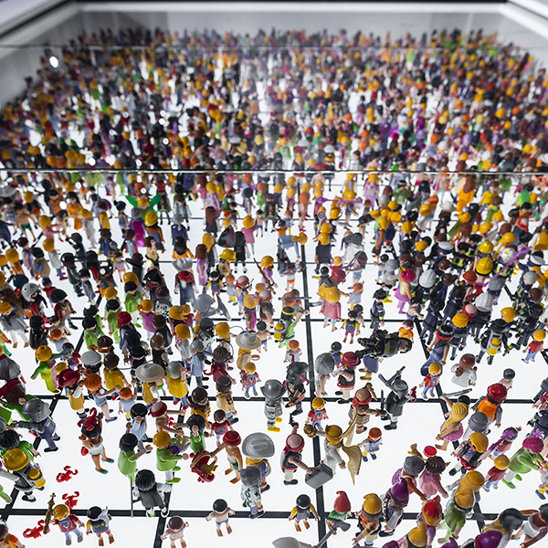 une foule représentée par des figurines Lego